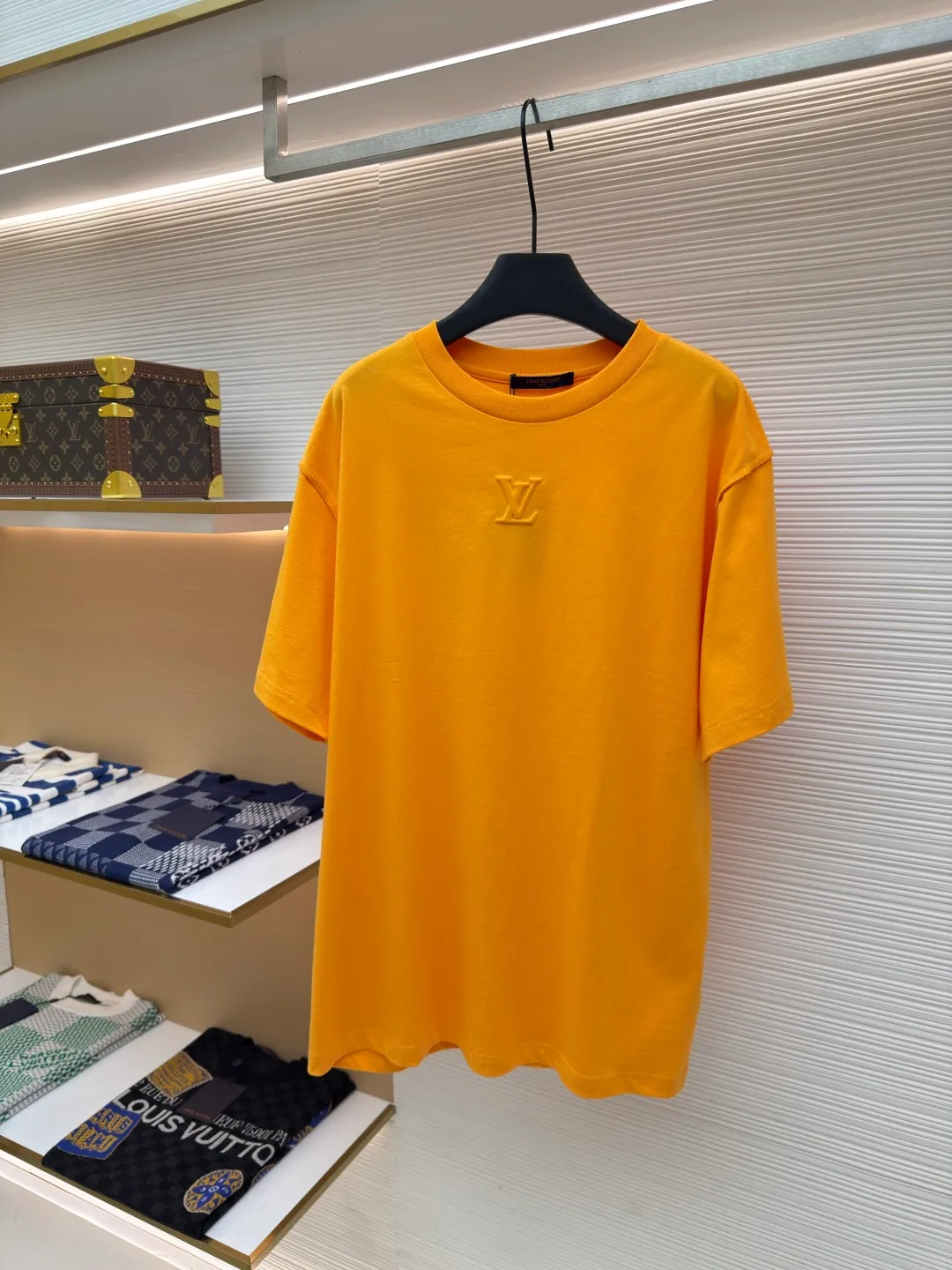 LOUISVUITTON embossed small label T-shirt ●Authentic product: purchased and developed by 5450 ●Item number: 1680101-A00 ●Fabric: pure cotton fabric ●Technology: embossed production ●Version: fitted version ●Weight: about 335 grams ●Size: XS-S-M-L ●Description: Fabric is 40S/2 Double-strand smooth cotton plain weave, dust-free wool processing; matching 40s single-strand combed cotton, 280g cylindrical machine rib. The front panel is stamped and filled. After low-temperature stamping with a steel stamp, the inside is filled with foam cotton. The bottom surface is directly sealed with low-temperature hot melt glue at 80 degrees Celsius. The integrated machine operation makes the relief pattern three-dimensional and full and stylish. High-quality products require natural and beautiful products. The overall wiring is straight and delicate, the fabric is comfortable and soft, and the color is consistent without color difference. It can be matched with the same style to create a fashionable look and control various occasions. Customized accessories, complete with three standards, same style for men and women!